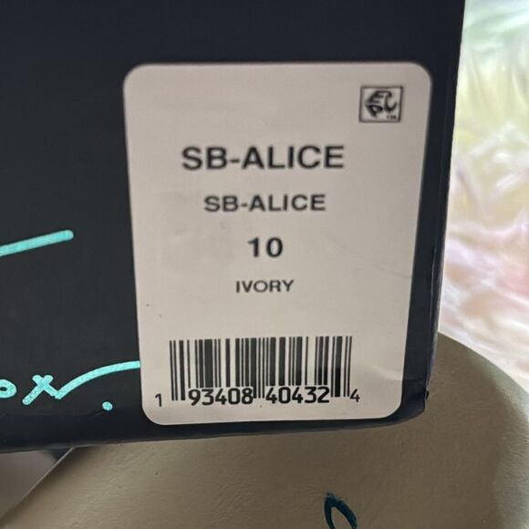 Betsey Johnson BRIDE pool slides - Picture 9 of 9